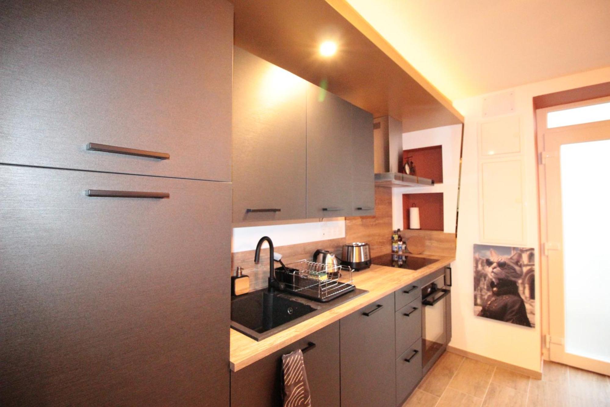 Luxury Studio, Rez De Chaussee, Parking Prive Video Surveillance, Canape Haute Qualite Convertible Couchage 2 Personnes, Centre Ville Proche, Restaurant, Boulangerie 2 Minutes A Pied, Terrasse - 800Metre Carre De Terrain - Gere Par Presta-Zen'Service Verdun-sur-Meuse Luaran gambar