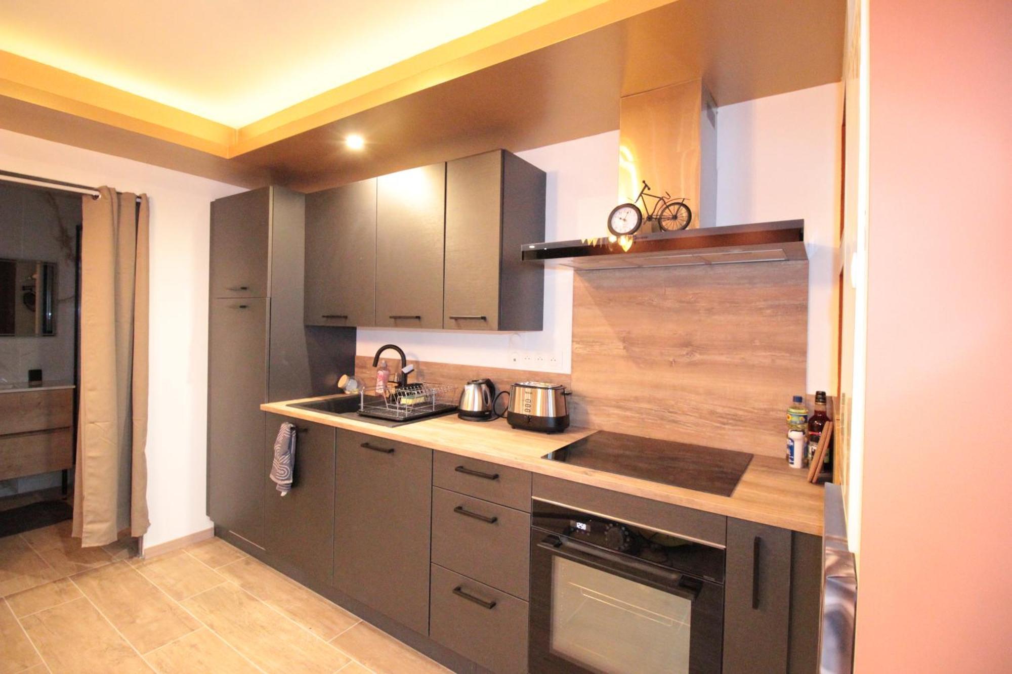 Luxury Studio, Rez De Chaussee, Parking Prive Video Surveillance, Canape Haute Qualite Convertible Couchage 2 Personnes, Centre Ville Proche, Restaurant, Boulangerie 2 Minutes A Pied, Terrasse - 800Metre Carre De Terrain - Gere Par Presta-Zen'Service Verdun-sur-Meuse Luaran gambar