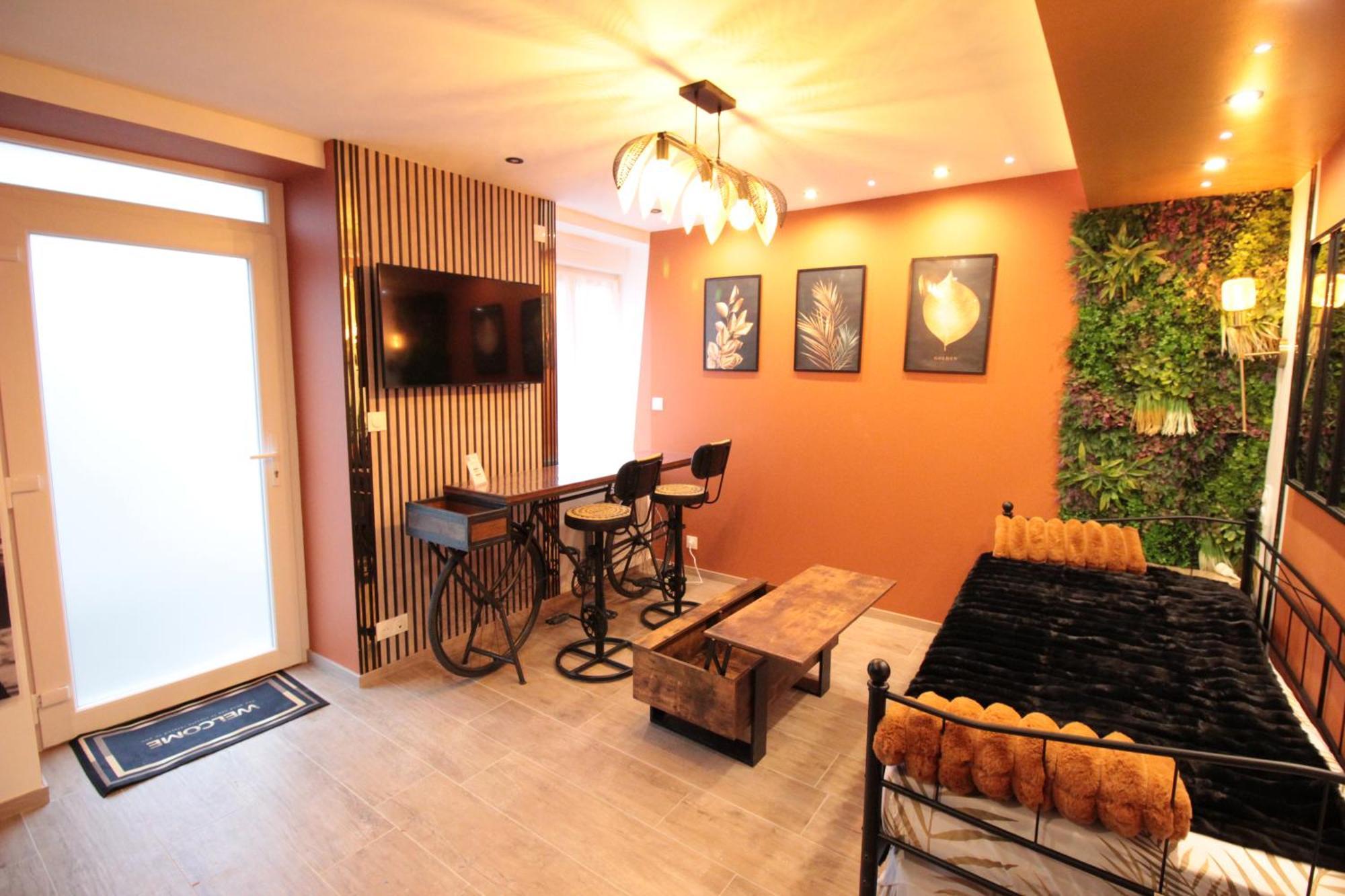 Luxury Studio, Rez De Chaussee, Parking Prive Video Surveillance, Canape Haute Qualite Convertible Couchage 2 Personnes, Centre Ville Proche, Restaurant, Boulangerie 2 Minutes A Pied, Terrasse - 800Metre Carre De Terrain - Gere Par Presta-Zen'Service Verdun-sur-Meuse Luaran gambar