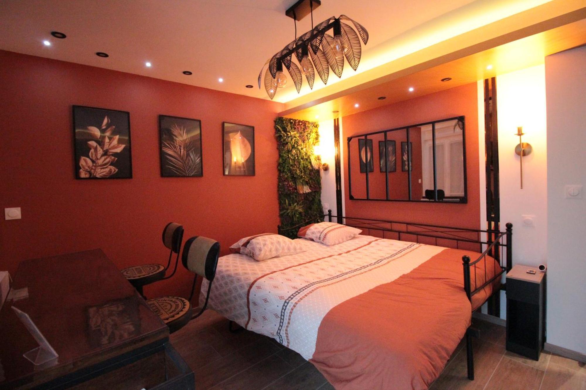 Luxury Studio, Rez De Chaussee, Parking Prive Video Surveillance, Canape Haute Qualite Convertible Couchage 2 Personnes, Centre Ville Proche, Restaurant, Boulangerie 2 Minutes A Pied, Terrasse - 800Metre Carre De Terrain - Gere Par Presta-Zen'Service Verdun-sur-Meuse Luaran gambar