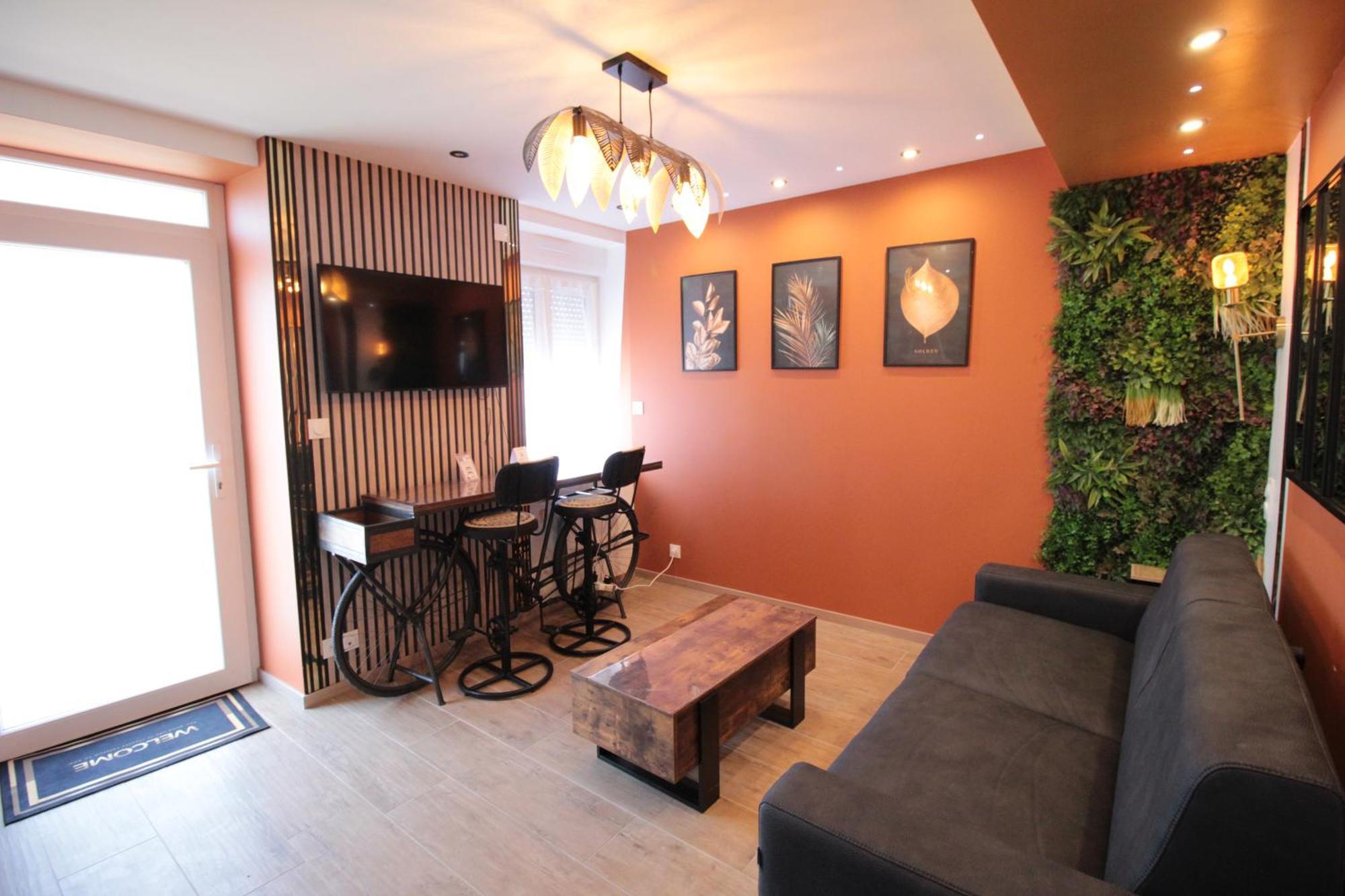 Luxury Studio, Rez De Chaussee, Parking Prive Video Surveillance, Canape Haute Qualite Convertible Couchage 2 Personnes, Centre Ville Proche, Restaurant, Boulangerie 2 Minutes A Pied, Terrasse - 800Metre Carre De Terrain - Gere Par Presta-Zen'Service Verdun-sur-Meuse Luaran gambar
